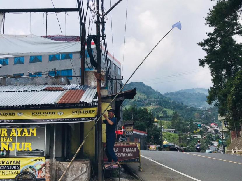Protes perpanjangan PPKM Level 4, pedagang di kawasan Puncak, Kabupaten Bogor mengibarkan bendera putih sebagai bentuk protes, Kamis (5/8).