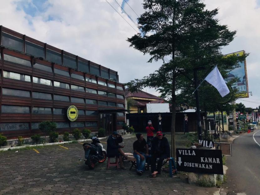 Protes perpanjangan PPKM Level 4, pedagang di kawasan Puncak, Kabupaten Bogor mengibarkan bendera putih sebagai bentuk protes, Kamis (5/8). Ikatan Pedagang Pasar Indonesia (Ikappi), menyambut baik perkembangan ekonomi nasional yang positif pada kuartal II (April-Juni) 2021 hingga mencapai 7,07 persen. Namun, Ikappi, menilai situasi riil yang dihadapi pada kuartal III saat ini justru kembali dalam tekanan kuat bagi sebagian pedagang pasar.