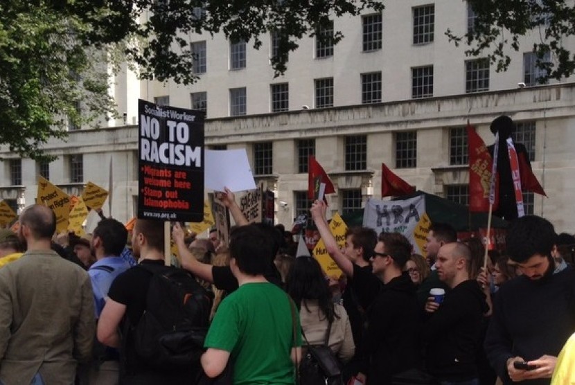 protes publik Inggris terhadap penghapusan UU HAM