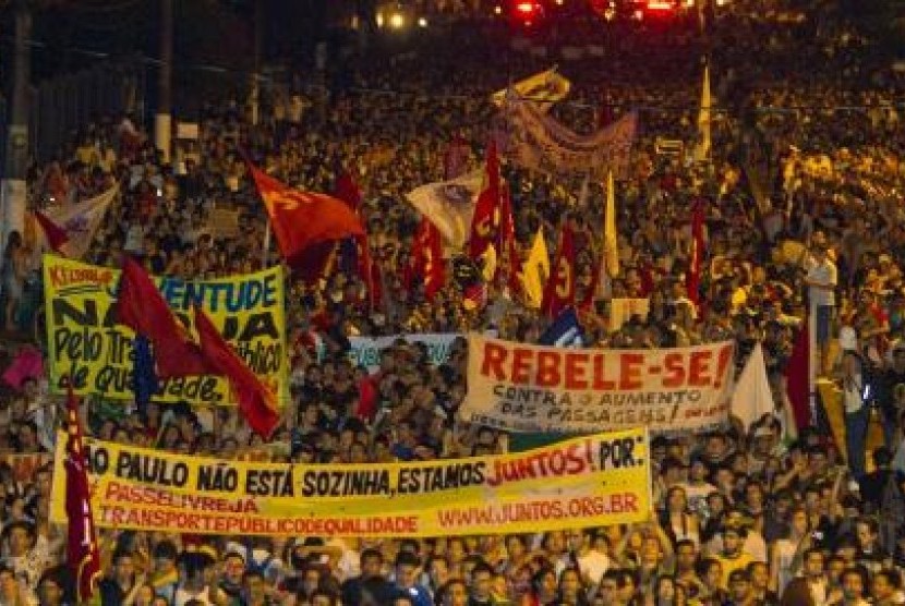 Protes terhadap pemerintah, sekitar satu juta orang Brasil turun ke jalan-jalan meneriakkan tuntutan dan ketidakpuasan.