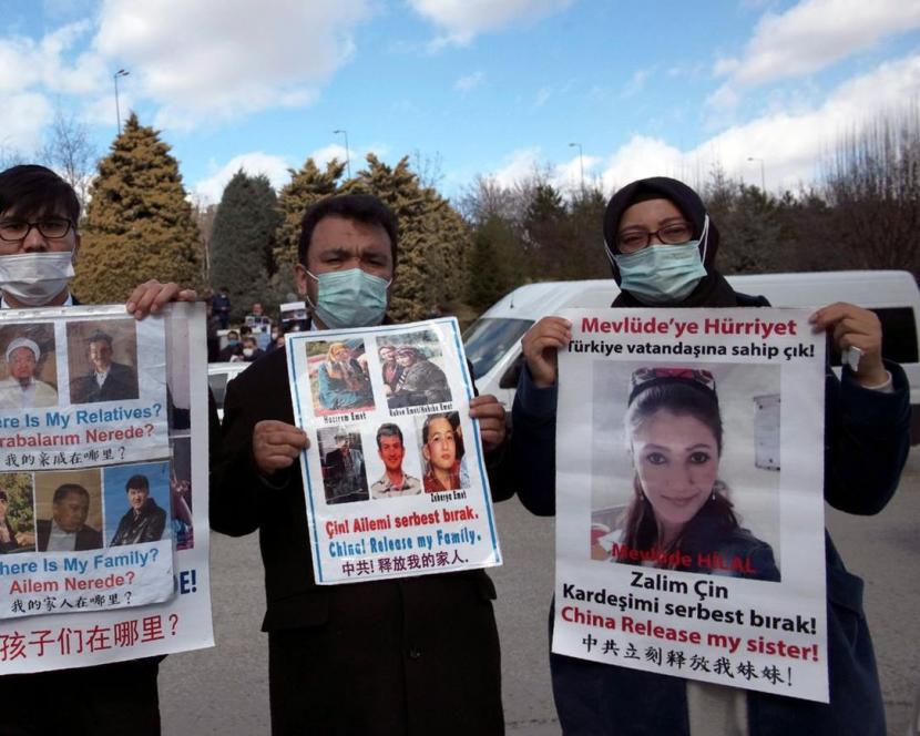Protes warga Uighur Turki di Kedutaan Besar China di Ankara.