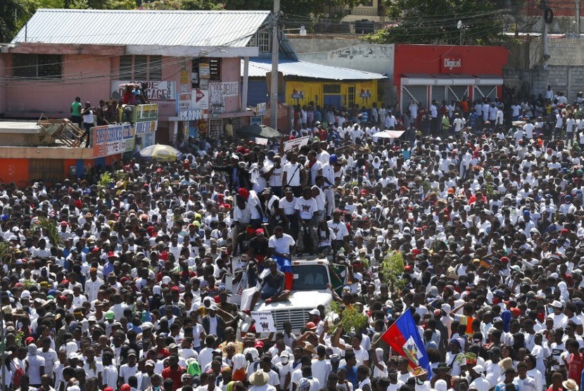 Protes yang dipimpin seniman menuntut pengunduran Presiden Haiti Jovenel Moise di Port-au-Prince, Haiti, Ahad (13/10). Protes melumpuhkan Haiti selama hampir satu bulan.