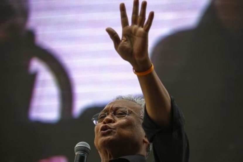 Protest leader Suthep Thaugsuban addresses anti-government protesters at their encampment in central Bangkok February 28, 2014. 