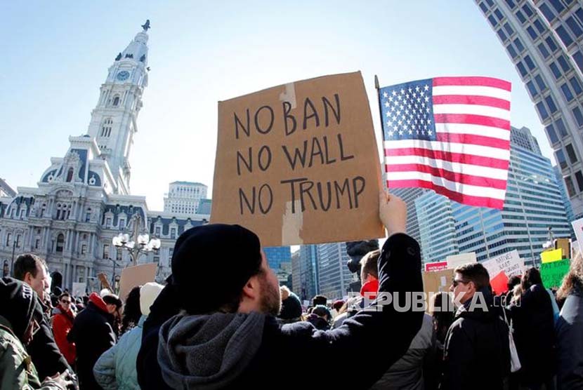 Protes menentang larangan eksekutif Presiden AS Donald Trump.