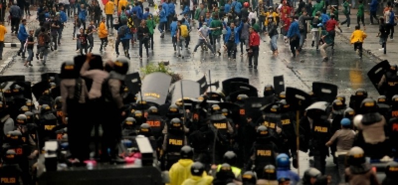 Clash Began As Demonstrators Forced Their Way To Palace | Republika Online