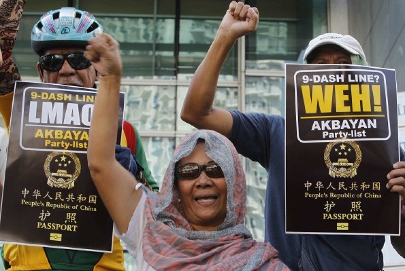 Protesters clench fists and wave mock Chinese passports during a rally in front of the Chinese consulate in Makati City, Metro Manila November 29, 2012. The South China Sea is Asia's biggest potential military trouble spot with several Asian countries clai