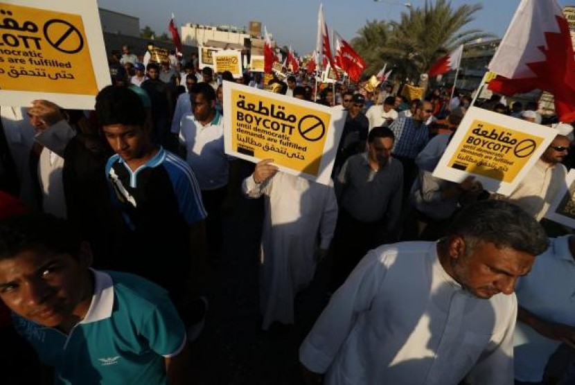 Protesters holding a signs march during a rally organised by Bahrain's main opposition party Al Wefaq in Budaiya, west of Manama September 19, 2014.  