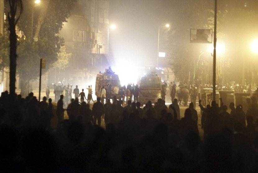 Protesters, who oppose Egyptian President Mohamed Mursi, face riot police during clashes along Qasr Al Nil bridge, which leads to Tahrir Square in Cairo March 9, 2013. 