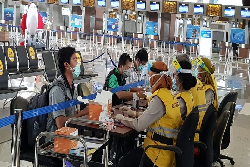Protokol kesehatan Covid-19 di Bandara Soekarno Hatta. Berdasarkan survei Angkasa Pura II, sebanyak 89 persen responden meyakini protokol kesehatan di Bandara Soekarno-Hatta sejalan dengan penerapan PSBB DKI Jakarta. 
