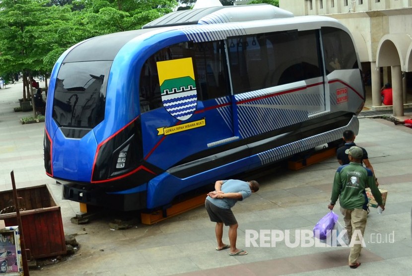 Prototipe Light Rail Transit (LRT) Metro Kapsul Bandung dipajang di Alun-alun, Kota Bandung. Alat transportasi massal modern ini rencananya akan mulai dibangun Mei 2017.