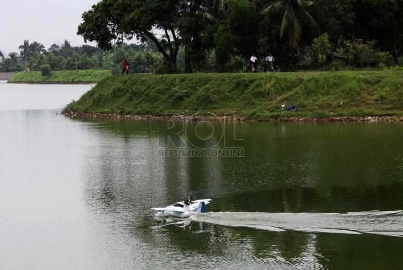   Prototipe 'Perahu Terbang' (Flyingboat) melaju di atas permukaan air saat uji coba di Situ Gintung, Ciputat, Tangerang Selatan, Banten, Rabu (18/12).    (Republika/Yasin Habibi)