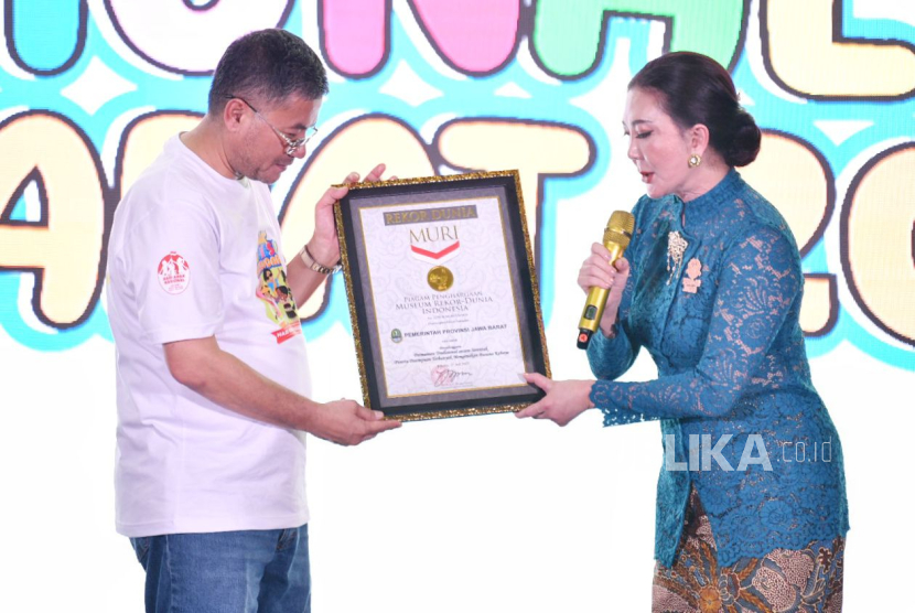 Provinsi Jawa Barat (Jabar) meraih penghargaan dari Museum Rekor Dunia Indonesia (MURI) atas penyelenggaraan permainan anak tradisional sambil mengenakan kebaya dan pangsi. 