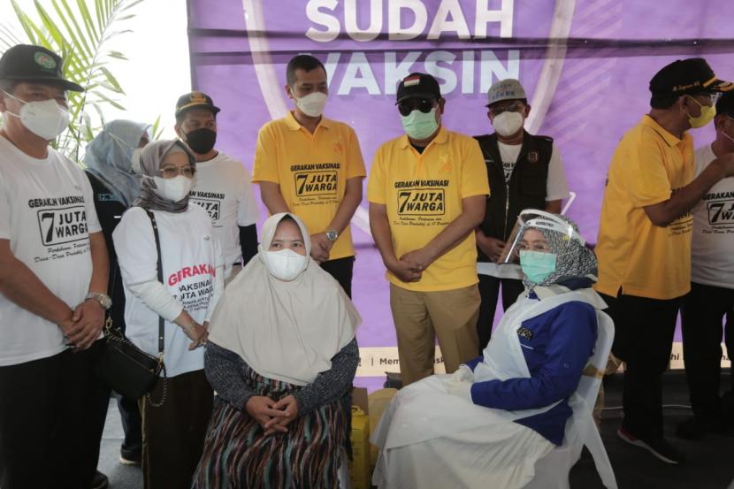 Provinsi Kalimantan Selatan bersama 16 provinsi lainnya di Indonesia melaksanakan Gerakan Vaksinasi 7 Juta Warga Perkebunan, Pertanian dan Desa-Desa Produktif, Jum’at (24/9).