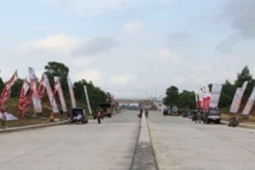 Proyek jalan tol Surabaya-Mojokerto, Jatim.