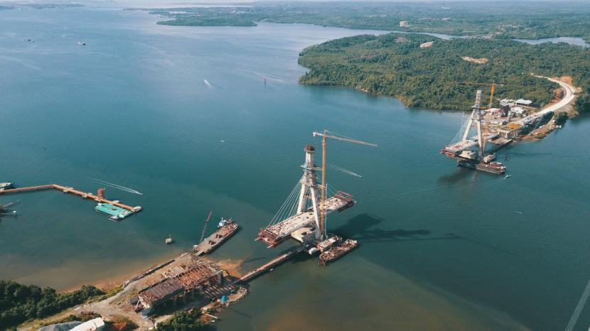 Menteri Keuangan, Sri Mulyani, melakukan inspeksi pembangunan proyek Jembatan Pulau Balang II yang dibangun untuk mendukung konektivitas di Ibu Kota Negara (IKN).