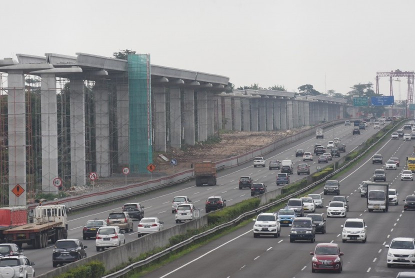 Proyek Light Rapid Transportation (LRT) di sisi jalan Tol Jagorawi, kawasan Cibubur, Jakarta, Jumat (14/4).