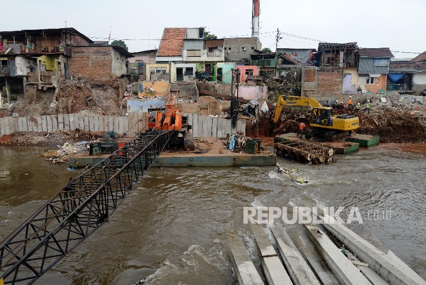 Proyek Normalisasi Kali Ciliwung di Bukit Duri, Jakarta Selatan, Rabu (14/9).