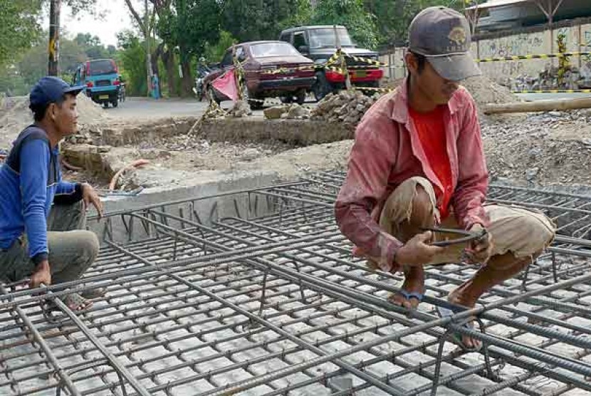   Proyek pelebaran jalan jalur mudik utama Jawa-Sumatera bukan tol di Kampung Purnabakti, Desa Drangong, Serang, Banten, Ahad (22/7). 