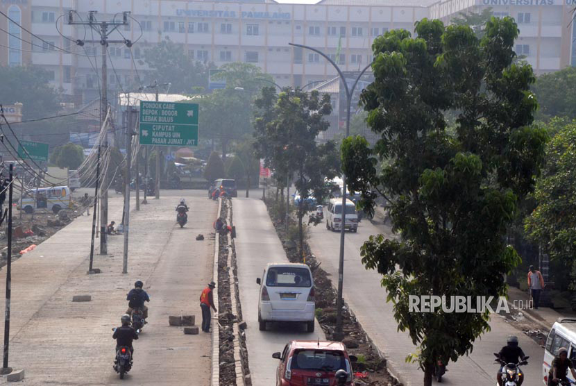 Proyek pelebaran jalan Siliwangi, Kecamatan Pamulang, Kota Tangerang Selatan menuai banyak pro kontra. Sebelumnya, proyek yang dimulai sejak 5 Agustus 2015 lalu itu pun memiliki permasalahan relokasi Pedagang Kaki Lima (PKL).  Tetapi, ada yang aneh setelah