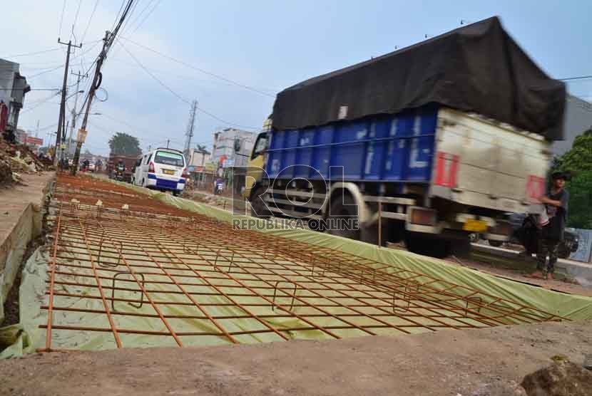 Proyek pelebaran jalan Siliwangi Pamulang tak kunjung rampung karena terkendala pembebasan lahan, Tangsel, (7/12).  (foto : MgROL_54)