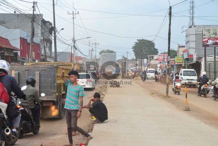 Proyek pelebaran jalan Siliwangi Pamulang tak kunjung rampung karena terkendala pembebasan lahan, Tangsel, (7/12).