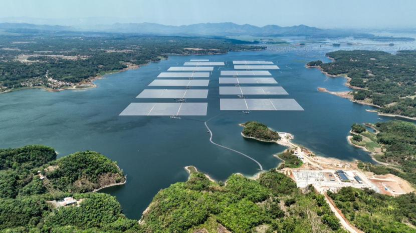 Proyek Pembangkit Listrik Tenaga Surya (PLTS) Terapung atau Floating Solar PV Cirata berkapasitas 192 megawatt peak (MWp) seluas 200 hektare. PLTS ini dibangun di atas Waduk Cirata dan menjadi yang terbesar di Asia Tenggara dan siap menyuplai listrik hijau 50 ribu rumah.