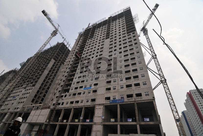Proyek pembangunan apartment Green Pramuka City di Jakarta, Selasa (23/6).