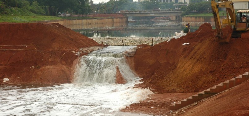 Proyek pembangunan Banjir Kanal Timur (BKT).