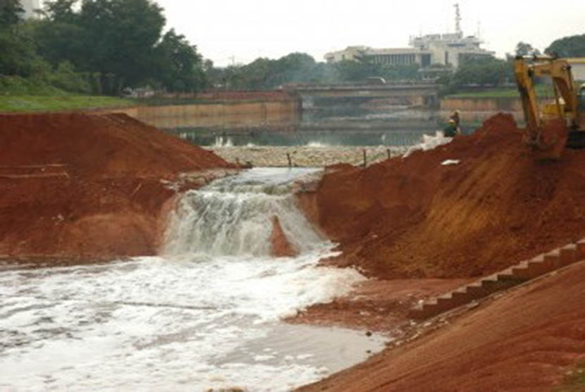 Proyek pembangunan Banjir Kanal Timur (BKT).