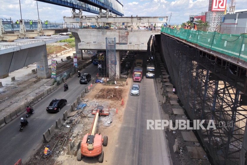 Proyek pembangunan Bogor Outer Ring Road (BORR) yang terhenti sementara, Rabu (21/2). Penghentian dilakukan pasca moratorium semua proyek konstruksi elevated pada Selasa (20/2). 