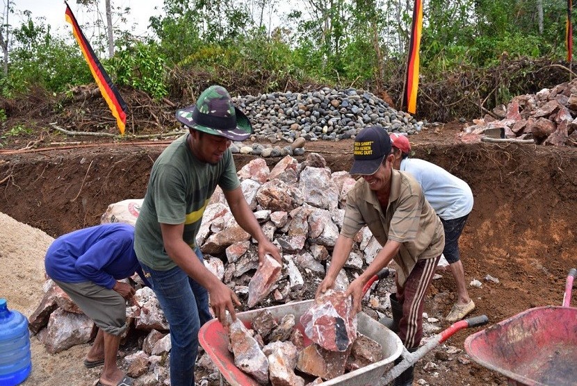 proyek pembangunan embung yang dilaksanakan di Nagari atau Desa Sitiung, Kabupaten Dharmasraya, Sumatra Barat 