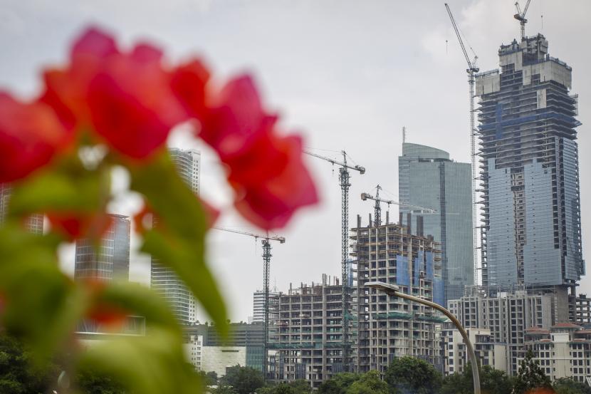 Proyek pembangunan gedung bertingkat di kawasan Jakarta Pusat, Sabtu (2/1). Bank Indonesia (BI) mengharapkan bank-bank bisa mempercepat lagi penurunan suku bunga kredit untuk mendorong pembiayaan bagi dunia usaha dan pemulihan ekonomi nasional.
