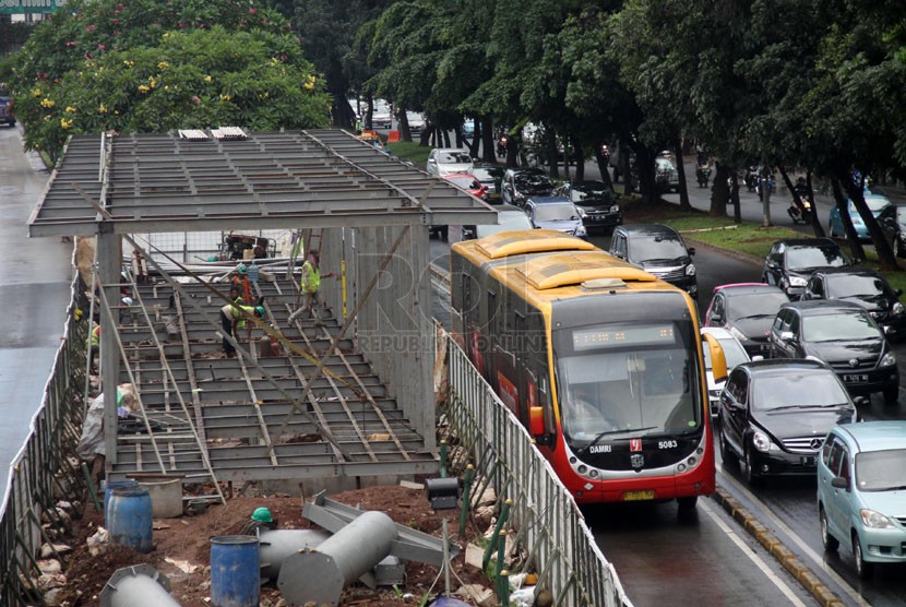   Proyek pembangunan Halte TransJakarta di Jalan Sudirman, Jakarta Pusat, Selasa (15/4).  (Republika/Yasin Habibi)