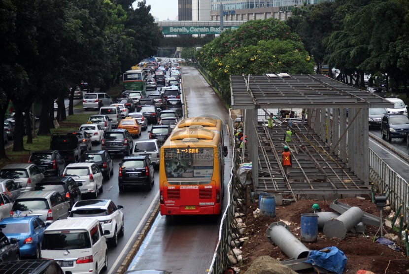   Proyek pembangunan Halte TransJakarta di Jalan Sudirman, Jakarta Pusat, Selasa (15/4).  (Republika/Yasin Habibi)