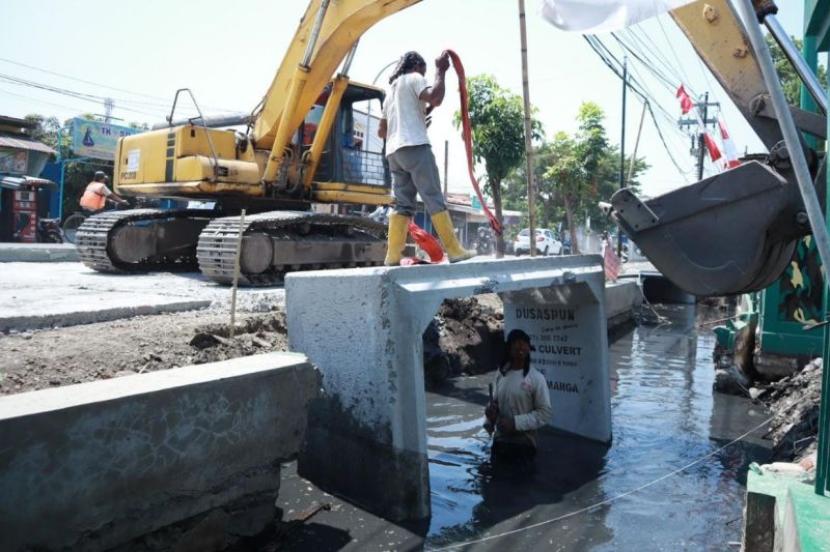 Proyek pembangunan jalan dan drainase di Jalan Hasanusin, Kota Semarang. 