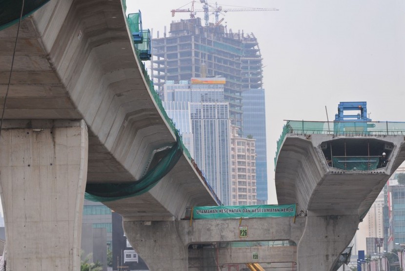 Proyek pembangunan jalan layang non tol di Jalan Satriyo, Kuningan, Jakarta, Kamis (19/4). (Republika/Aditya Pradana Putra)