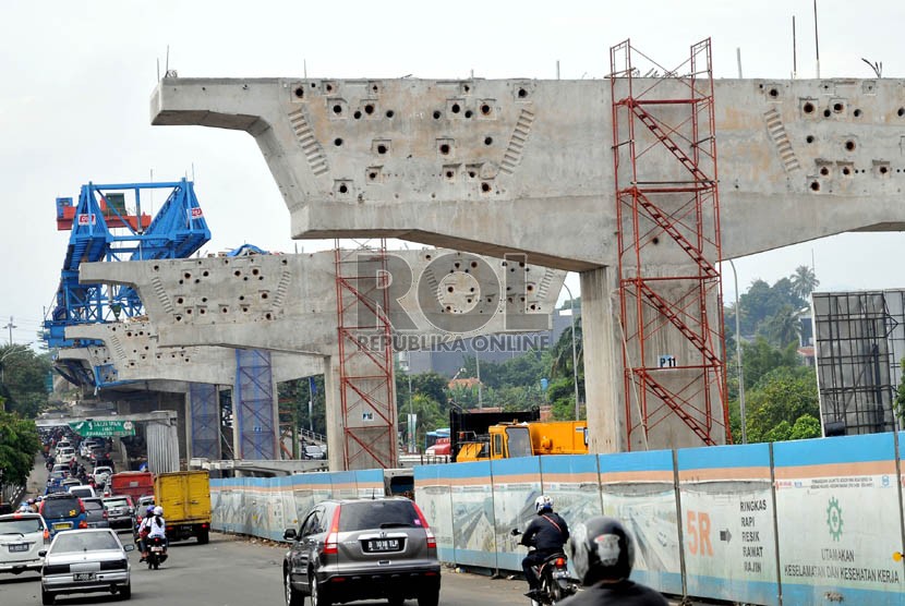  Proyek pembangunan jalan layang tol Bogor Ring Road (BORR) seksi II A ruas Kedunghalang-Kedungbadak Kota Bogor, Senin (5/8).  (Republika/Prayogi)