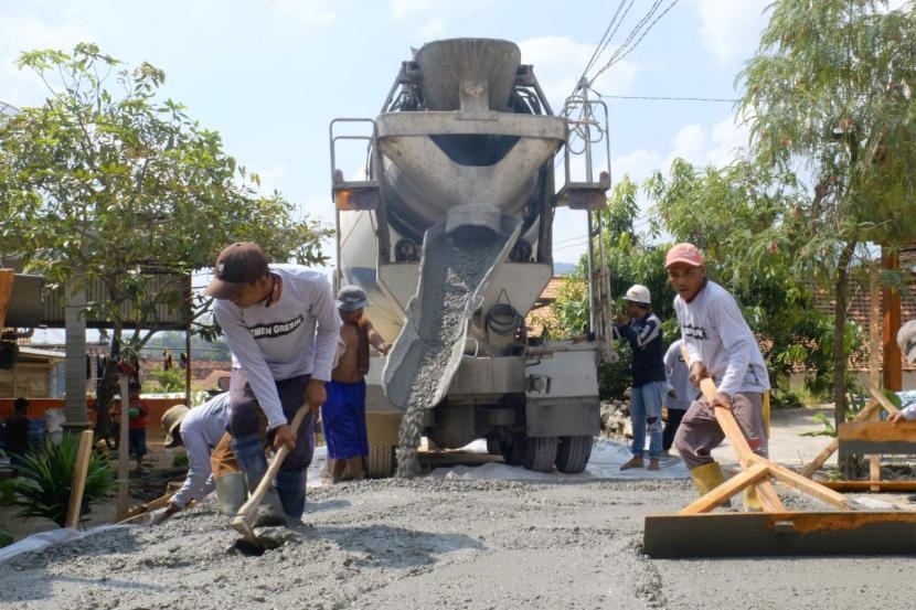 Proyek pembangunan jalan tol oleh BUMN. 