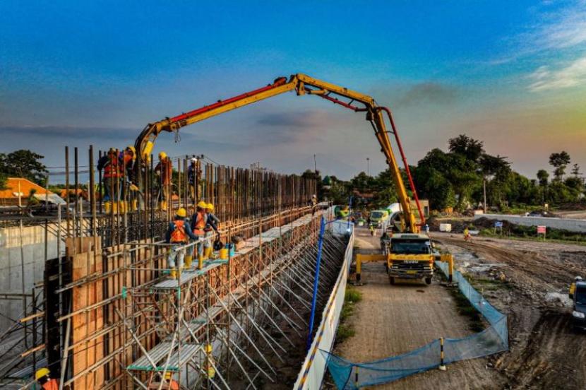 Proyek pembangunan Jalan Tol Probolinggo-Banyuwangi, Jawa Timur. 