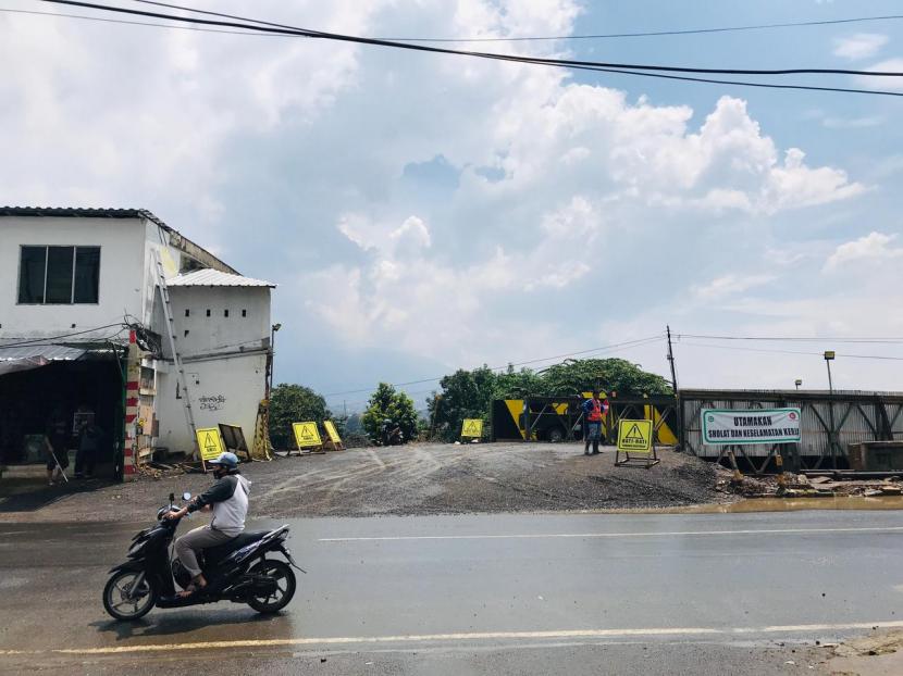 Proyek pembangunan jalur ganda atau double track Bogor-Sukabumi di Jalan Pahlawan, Kecamatan Bogor Selatan, Kota Bogor, Selasa (23/2). 