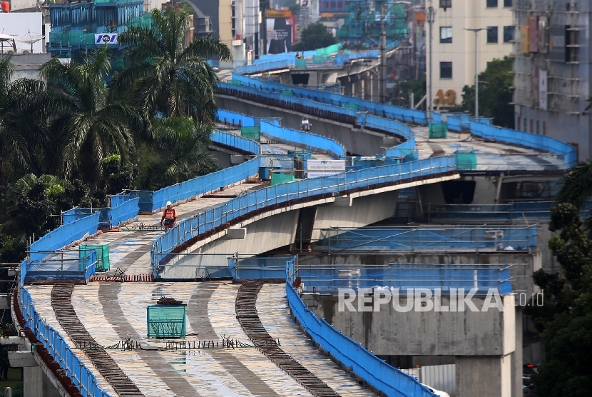 Proyek pembangunan jalur layang MRT koridor selatan-utara (Lebak Bulus-Bundaran HI) di kawasan Blok M, Jakarta, Sabtu (1/4).