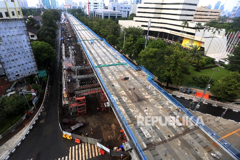 Proyek pembangunan jalur layang MRT koridor selatan-utara (Lebak Bulus-Bundaran HI) di kawasan Blok M, Jakarta, Sabtu (1/4).