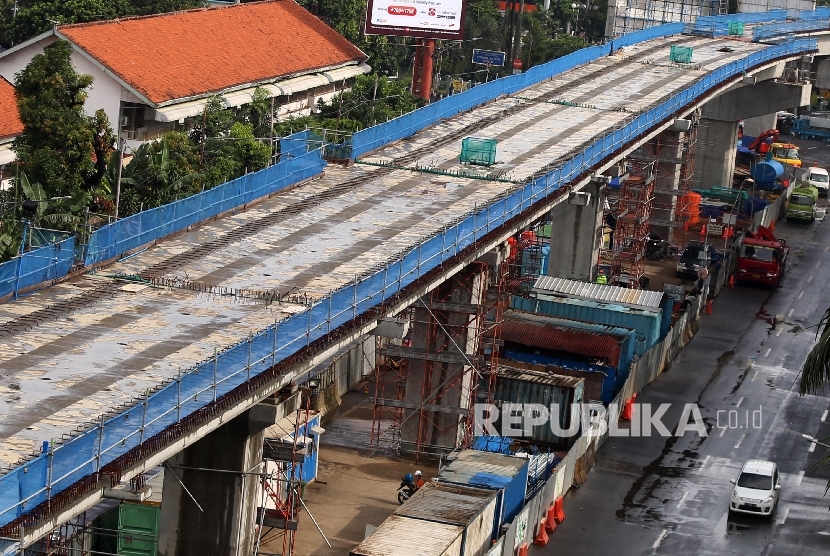 Proyek pembangunan jalur layang MRT koridor selatan-utara (Lebak Bulus-Bundaran HI) di kawasan Blok M, Jakarta, Sabtu (1/4)