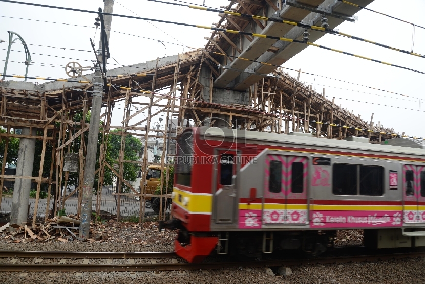 Proyek pembangunan Jembatan Penyeberangan Orang (JPO) di atas rel kereta api di kawasan Stasiun Pasar Minggu Baru, Selasa (8/12).