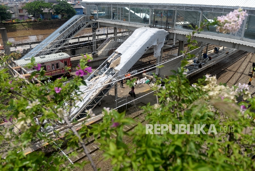 Proyek pembangunan JPO di Stasiun Tanah Abang, Jakarta Pusat, Senin (13/2). Pada JPO ini akan dilengkapi eksalator yang memudahkan penumpak naik dan turun.