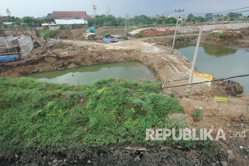 Proyek pembangunan Kolam atau Danau Retensi di Baleendah, Kabupaten Bandung, Selasa (24/10).