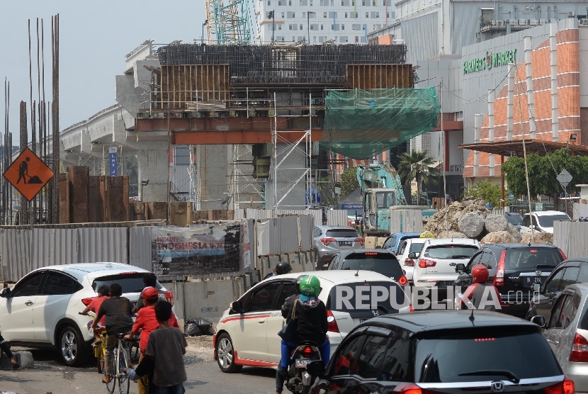 Proyek pembangunan light rail transit (LRT) Jakarta Koridor I Fase I ( Kelapa Gading-Velodrome Rawamangun) di kawasan Kelapa Gading, Jakarta, Ahad (10/9).