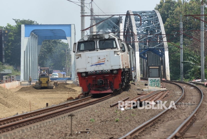 Proyek pembangunan rel ganda (double-double track) kereta api Manggarai-Bekasi di Kota Bekasi, Jabar, Kamis (11/8).  (Republika/Yasin Habibi)