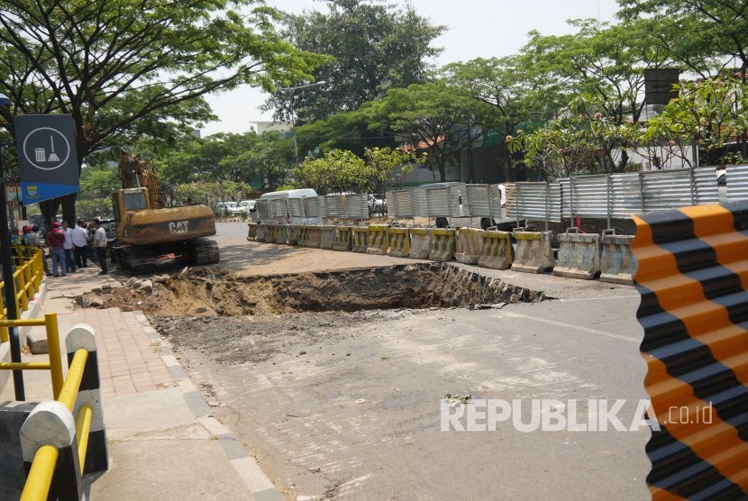 Proyek penanggulangan banjir di Jalan Dr Djunjunan atau dikenal Jalan Pasteur, Kota Bandung, mulai dilaksanakan, Selasa (19/9). Hingga pertengahan Oktober, Jalan Pasteur akan mengalami kendala kemacetan karena proyek tersebut. 