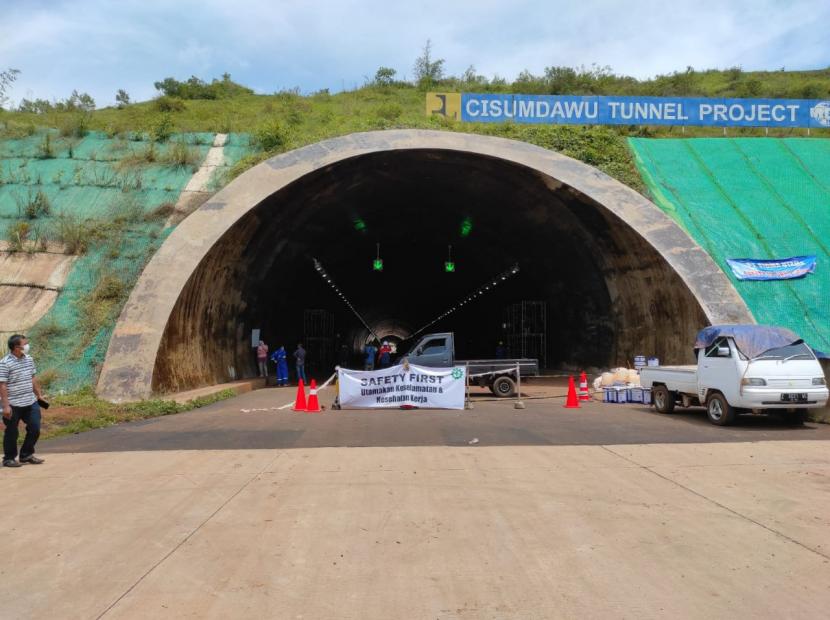 Proyek Pengecatan Twin Tunnel Cisumdawu sepanjang 2x500 meter atau seluas 24 ribu meter persegi dari Joint Operation MCC-WIKA-NINDYA-WASKITA senilai Rp 4,2 miliar.